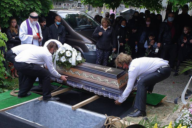 Rodina a blízcí se v pátek rozloučili s oběťmi tragické dopravní nehody osobního auta a vlaku u Kamenného Újezdu na Plzeňsku. Poslední rozloučení proběhlo na hřbitově v Nýřanech.