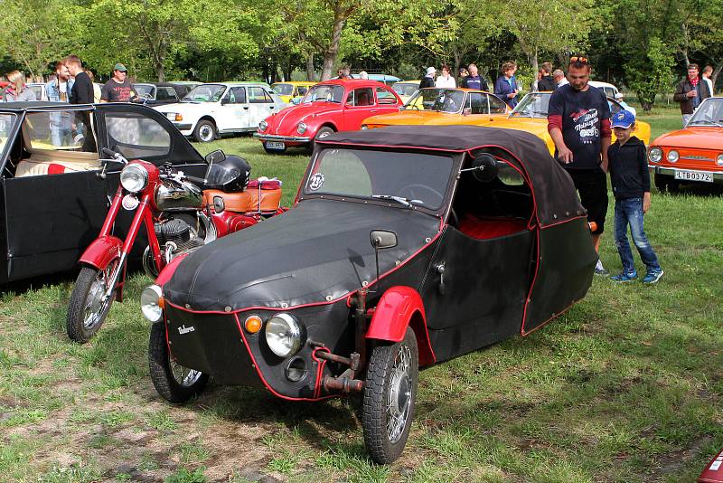 Retrojízda - sraz historických automobilů do roku výroby 1989 v kempu u přehrady České údolí v Plzni - Liticích.