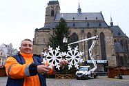 Zdobení vánočního stromu na náměstí Republiky v Plzni