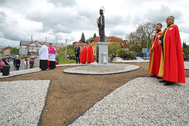 Odhalení a vysvěcení sochy sv. Jana Nepomuckého se v polovině května zúčastnili biskupové z Čech i Moravy.