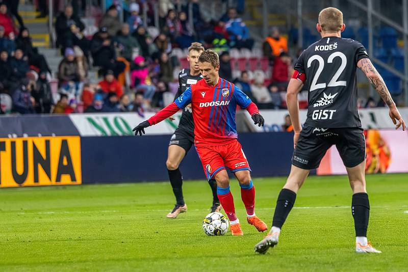 Fotbalisté Viktorie Plzeň podlehli na úvod ligového jara doma nečekaně Hradci Králové 1:2.