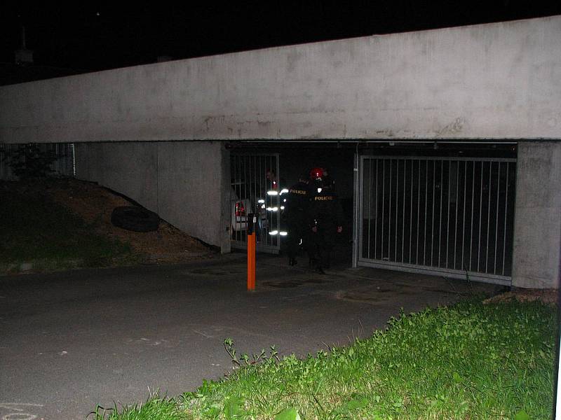 Policisté a hasiči kontrolují podzemní garáže v Kollárově ulici v Plzni, kde shořely dva automobily.