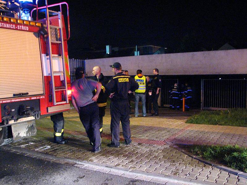 Policisté a hasiči kontrolují podzemní garáže v Kollárově ulici v Plzni, kde shořely dva automobily. Na místě zasahovalo pět hasičských jednotek.