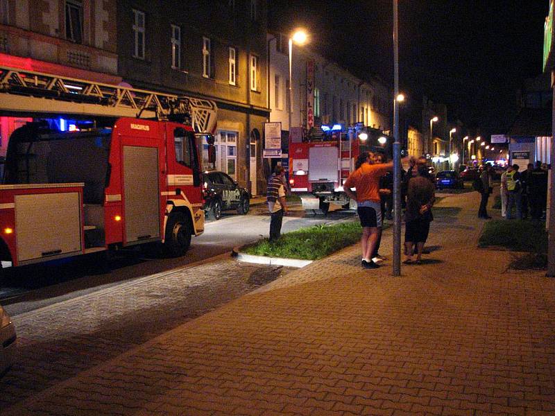 V Kollárově ulici v Plzni zasahovalo pět hasičských jednotek. Požár však přilákal i několik zvědavců z okolních ulic.
