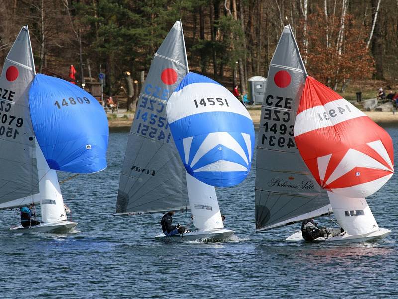 Atraktivní podívanou pro diváky byl úvodní závod Českého poháru jachtařů lodní třídy Fireball Bohemia Sekt regata na Boleveckém rybníku