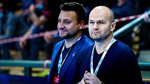 Interobal Plzeň (v bílomodrém) - Barcelona, 4. 12. 2021. Trenér Plzně Marek Kopecký (vpravo) a jeho asistent Tomáš Štverák.
