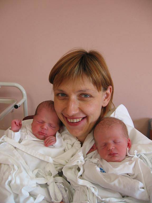 Jitce a Jasonu Varkenisserovým z Plzně se 14. října narodila ve FN v Plzni dvojčátka – Max (vpravo) a Alex. První přišel na svět ve 3.26 hod. Max (2,95 kg/50 cm). Alex (3,10 kg/50 cm) je o sedm minut mladší