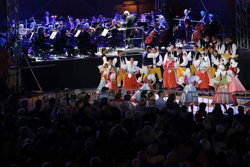 Velkolepé pojetí opery Bedřicha Smetany Prodaná nevěsta na plzeňském náměstí Republiky.