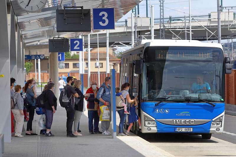 Společnost Arriva provozuje linkovou dopravu novými autobusy v barvách kraje.