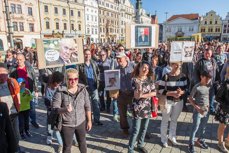 Proč? Proto! Demonstrace proti Miloši Zemanovi a Andreji Babišovi na náměstí Republiky v Plzni
