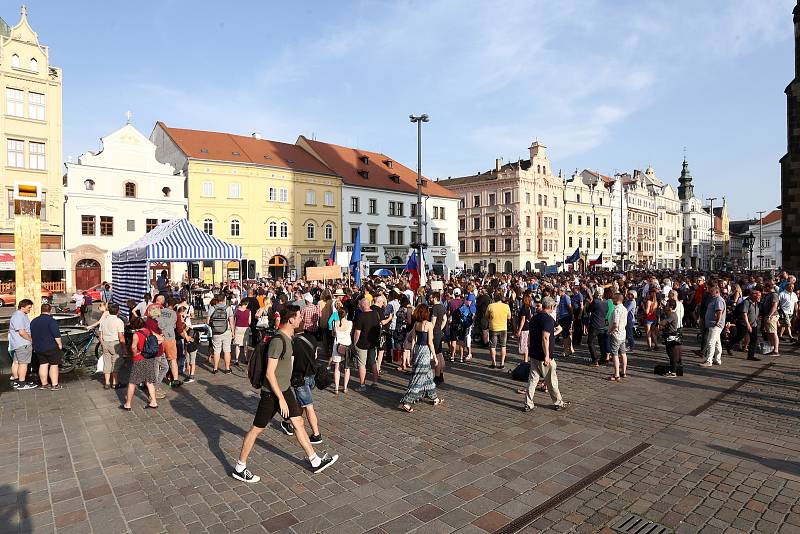 Demonstrace proti Andreji Babišovi na náměstí Republiky v Plzni.