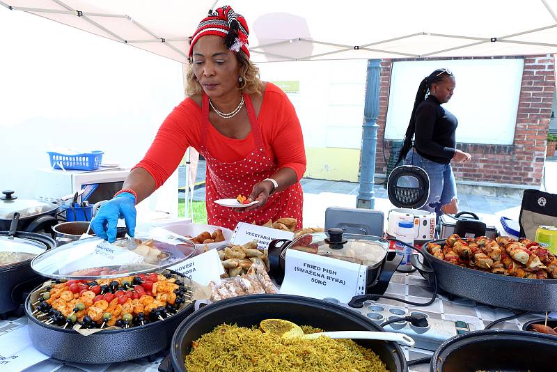 Návštěvníci gastrofestivalu Street Food Plzeň v pivovaru Prazdroj mohli ochutnat ze široké nabídky asijských specialit, čerstvých ryb, šťavnatých burgerů, tradičních pokrmů z dalekých zemí, ale i sladkých dezertů a plzeňského piva.