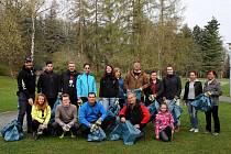 V rámci akce Ukliďme Česko se v sobotu setkali dobrovolníci v plzeňském lesoparku Homolka. Při 3 kilometry dlouhé procházce sbírali vše co do přírody nepatří.