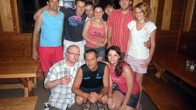 Tohle jsou všichni účastníci florbalového soustředění FBC Šmejd Plzeň. Míra Krutina je první zleva (v modrém tílku). Miroslav Repasky je v horní řadě třetí zleva, objímá svoji manželku Evu.