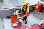 06 – Vodní záchranné služba ČČK slouží v režimu tzv. „first responders“, a proto je součástí vybavení i automatizovaný externí defibrilátor (AED), který slouží pro provádění předlékařské neodkladné resuscitace.