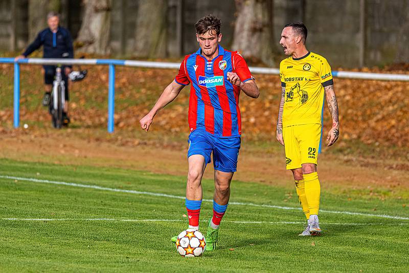 13. kolo FORTUNA ČFL, skupina A: FK ROBSTAV Přeštice (na snímku fotbalisté ve žlutých dresech) - FC Viktoria Plzeň B 1:2 (1:1).