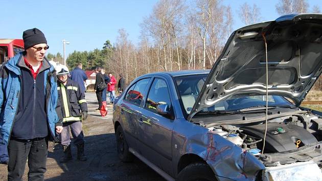 Řidiči ani cestujícím se naštěstí nic nestalo. Hasiči Českých drah Plzeň v čele s velitelem zásahu Františkem Kratochvílem tak při zásahu museli jen zajistit místo nehody a unikající provozní kapaliny