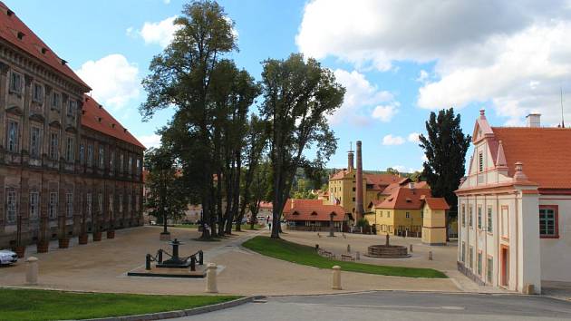 Zatímco muzeum obnovovalo pivovar a dvůr, město Plasy si vzalo do parády prostor mezi nimi a budovou konventu plaského kláštera. Starosta Zdeněk Hanzlíček je s výsledkem spokojen.