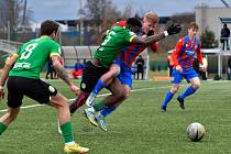 Fotbalisté rezervního týmu Viktorie Plzeň (na archivním snímku červenomodří) porazili Vltavín 2:1 a nadále vévodí ve třetí lize skupině A. 