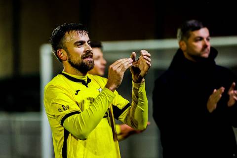 Fotbalisté TJ Sokol Lhota (na archivním snímku fotbalisté ve žlutých dresech) přezimují na pátém místě tabulky krajského přeboru.