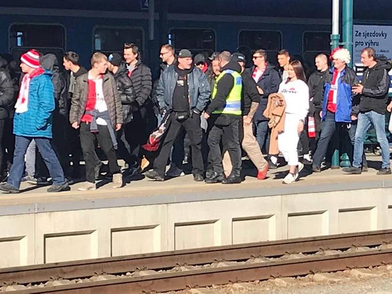 Davy fanoušků dorazily do plzeňské metropole. Na vlakovém nádraží ve 13.40 hod. vystoupili příznivci SK Slavia Praha.