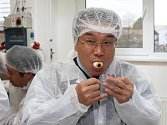 Čínská delegace si včera prohlédla provoz plzeňské balírny želatinových bonbonů