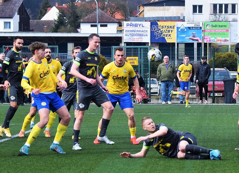 FORTUNA ČFL, skupina A (18. kolo): FC Písek - FK ROBSTAV Přeštice (na snímku fotbalisté v tmavých dresech) 1:1.