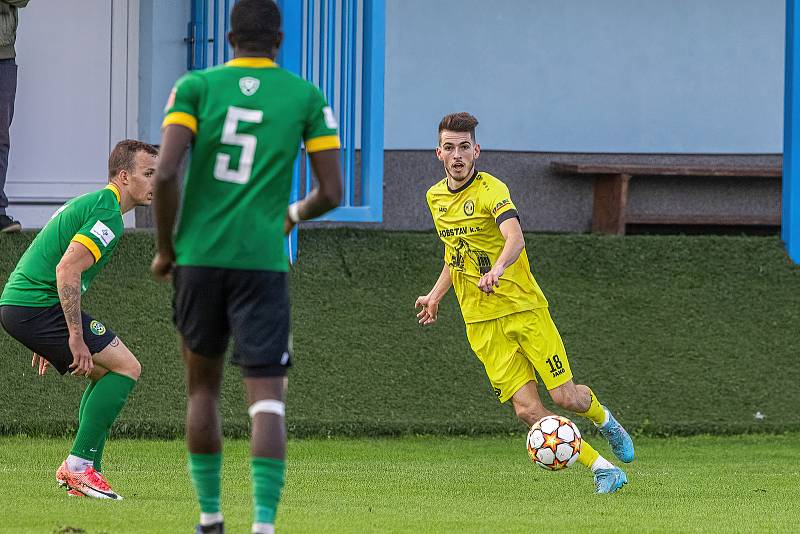 7. kolo FORTUNA ČFL, skupina A: FK ROBSTAV Přeštice (na snímku fotbalisté ve žlutých dresech) - FK Baník Sokolov 0:2.