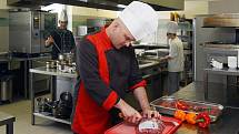 Šéfkuchař hotelu Jiří Dvořák (vpředu) už shání potraviny. Kvůli německým sportovcům je celý hotel v pohotovosti, v kuchyni bude veškerý personál