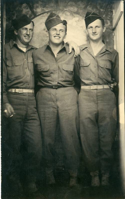 Leonard Cloud (vpravo) s kamarády ve zbrani.