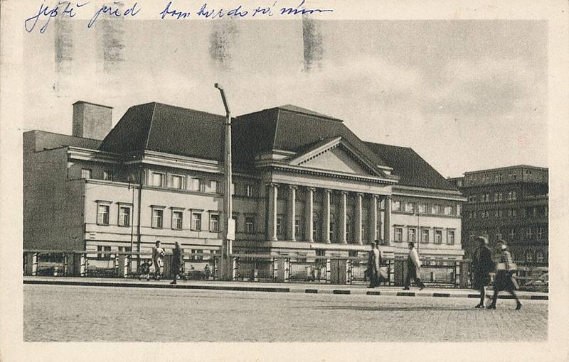 Městské lázně před bombardováním na konci roku 1944