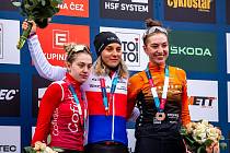 Simona Spěšná (vpravo) si užívá radost ze zisku českého bronzu po boku (zleva) Nikoly Noskové a Kristýny Zemanové.