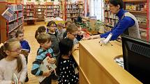 Předškoláci z mateřské školy na Roudné navštívili Knihovnu města Plzně. V rámci přípravy na vstup do první třídy knihovnice budoucí školáky provedly celým dětským oddělením a nastávajícím prvňáčkům ukázaly jaké knihy si mohou přijít vypůjčit.