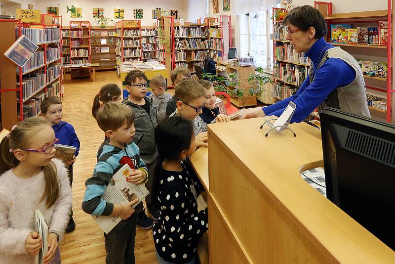 Předškoláci z mateřské školy na Roudné navštívili Knihovnu města Plzně. V rámci přípravy na vstup do první třídy knihovnice budoucí školáky provedly celým dětským oddělením a nastávajícím prvňáčkům ukázaly jaké knihy si mohou přijít vypůjčit.