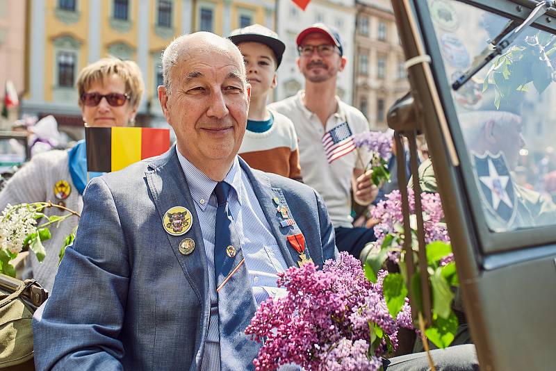 Konvoj svobody s více než 250 historickými vojenskými vozidly projel v neděli centrem města a zakončil letošní Slavnosti svobody. Přehlídky si zúčastnili i tři američtí a dva belgičtí účastníci osvobození v roce 1945, kterým mávaly tisíce lidí.