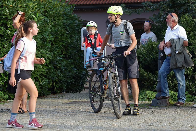 Zpěvomat - skupiny amatérských i profesionálních zpěváků zpívají na přání kolemjdoucích na ulici. Fotografie jsou z plzeňské Mlýnské strouhy.