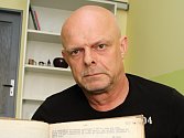 Zdeněk Roučka je nezávislý plzeňský publicista, badatel  a vydavatel. Na kontě má například knihy ...A přinesli nám svobodu  či Plzeň pod hákovým křížem.