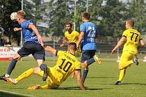 Fotbalisté FK ROBSTAV Přeštice (na archivním snímku hráči ve žlutých dresech) prohráli na půdě Spartaku Soběslav 1:3 a s MOL Cupem se loučí už ve 2. kole.