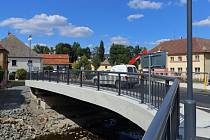 Nový most přes říčku Bradavu ve Spáleném Poříčí na jižním Plzeňsku ve směru na Příbram je už v provozu. Zatím je doprava stále řízena kyvadlově.  Novostavba je širší, což usnadní provoz zejména autobusům a nákladním autům a také lépe odolá velké vodě.