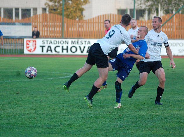 10. kolo krajského přeboru: FK Tachov (na snímku fotbalisté v modrých dresech) - FC Chotíkov 1932 2:0 (0:0).