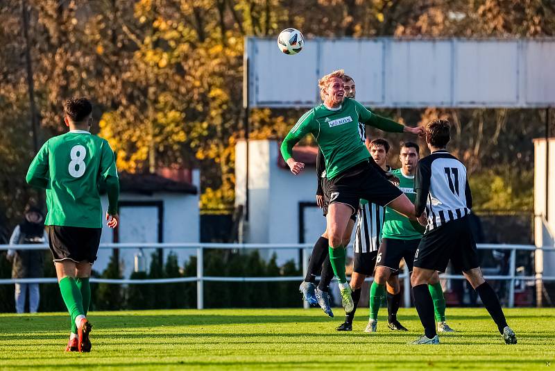 15. kolo I. A třídy: SK Smíchov Plzeň - FC Rokycany B (na snímku fotbalisté v zelených dresech) 4:2 (2:0).