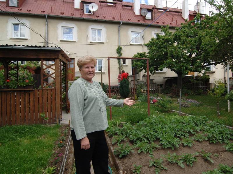 Ludmila Polatová ukazuje svůj byt se zahrádkou. Byty si budou moci Berlíňané od města koupit, zastupitelé ve čtvrtek rozhodli o podmínkách. Zahrádky zůstanou lidem pouze  v pronájmu