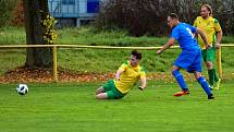 Na jihu Plzeňska podlehly Lužany (na snímku ve žlutých dresech) Dvorci vysoko 0:6 (v modrém).