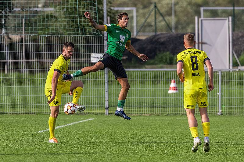 7. kolo FORTUNA ČFL, skupina A: FK ROBSTAV Přeštice (na snímku fotbalisté ve žlutých dresech) - FK Baník Sokolov 0:2.