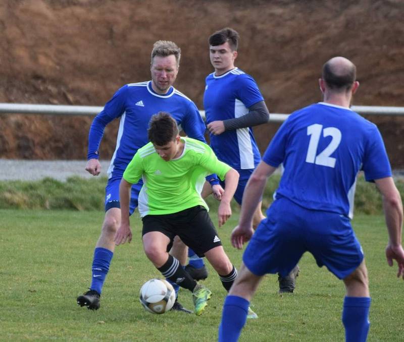 I. B třída, skupina B (15. kolo): SK Bolešiny (na snímku fotbalisté v modrých dresech) - TJ Sokol Štěnovice (zelení) 4:0.