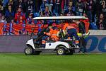 Tohle jsou okamžiky, které nechcete na fotbale vidět, otřesený brankář Jindřich Staněk opouštěl trávník Doosan Areny na vozítku.