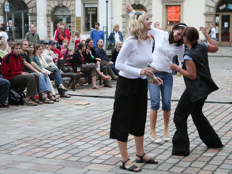 Tančící diváci na náměstí Republiky
