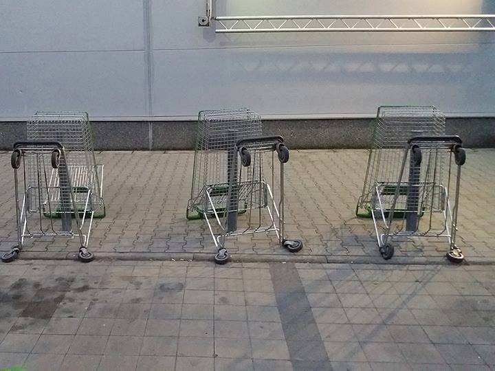 Nákupní vozíky na parkovišti u Globusu