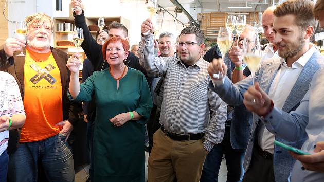 V plzeňském štábu koalice Spolu v kavárně DEPO 2015 oslavují vítězství ve volbách do Poslanecké sněmovny.