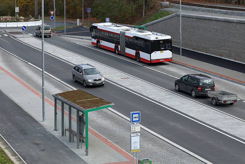 První dvě zastávky MHD se zelenou střechou v Plzni mezi kruhovými objezdy ve stanicích Nádraží Bílá Hora. Byly vybudovány v rámci výstavby první části východního okruhu. Průběh stavby i původní podobu místa přinášíme na dalších fotografiích.